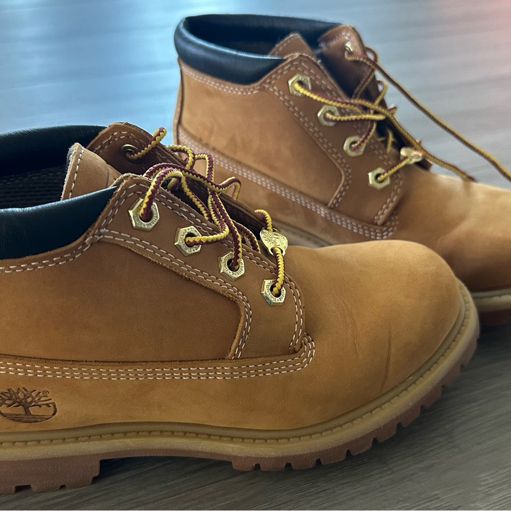 TIMBERLAND - Tan and Black Nubuck Leather Boots with Rugged Sole